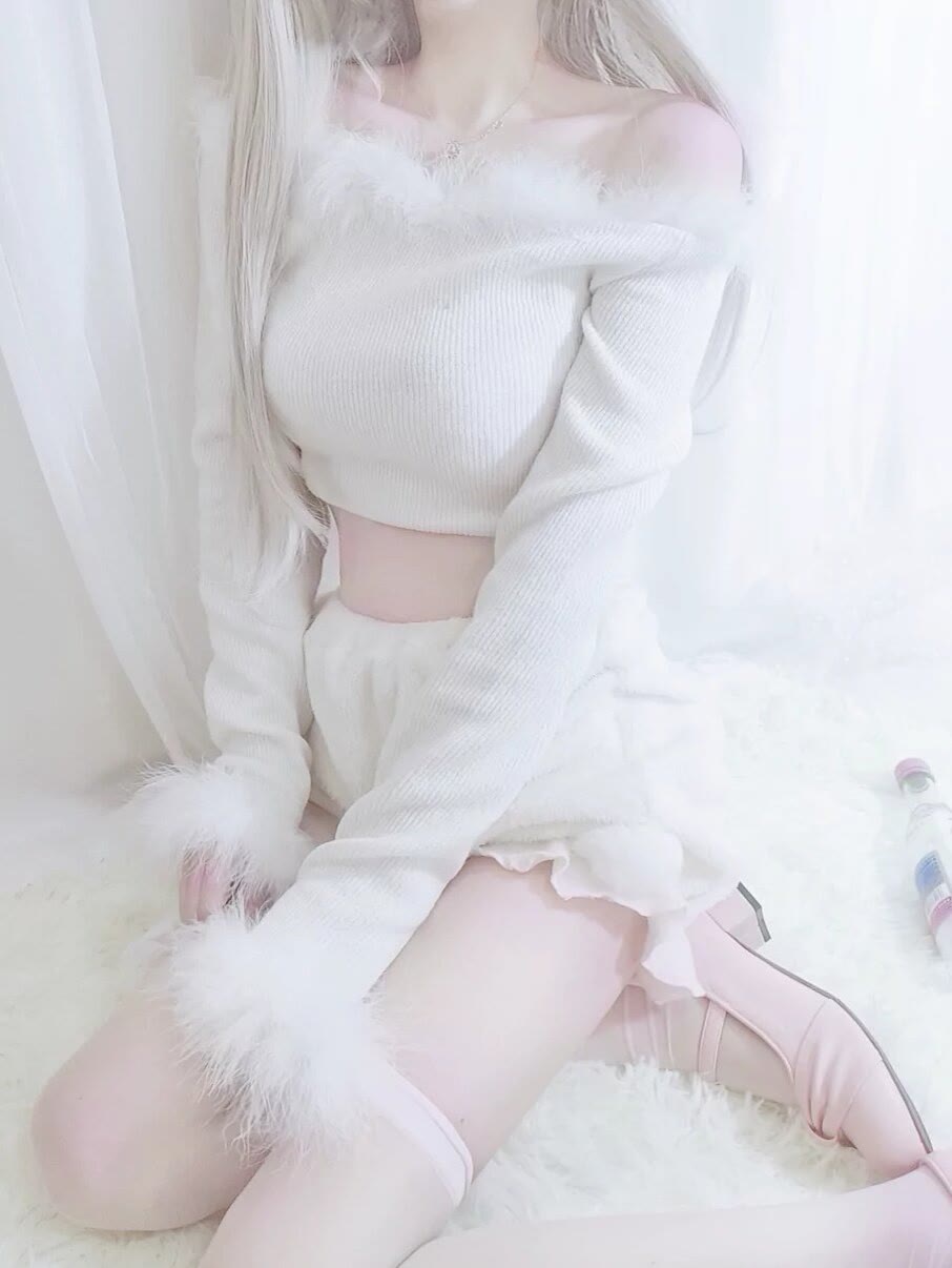 娇嫩的白丝白毛巨乳可爱小娇妻美图-星来资源网